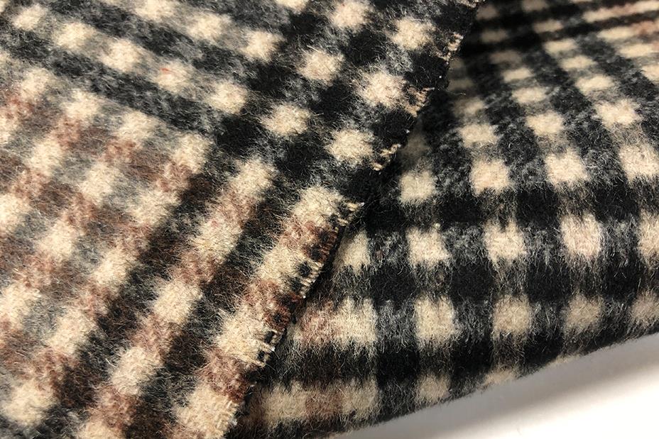 粗纺梭织布料工厂研发新型格子毛呢布料